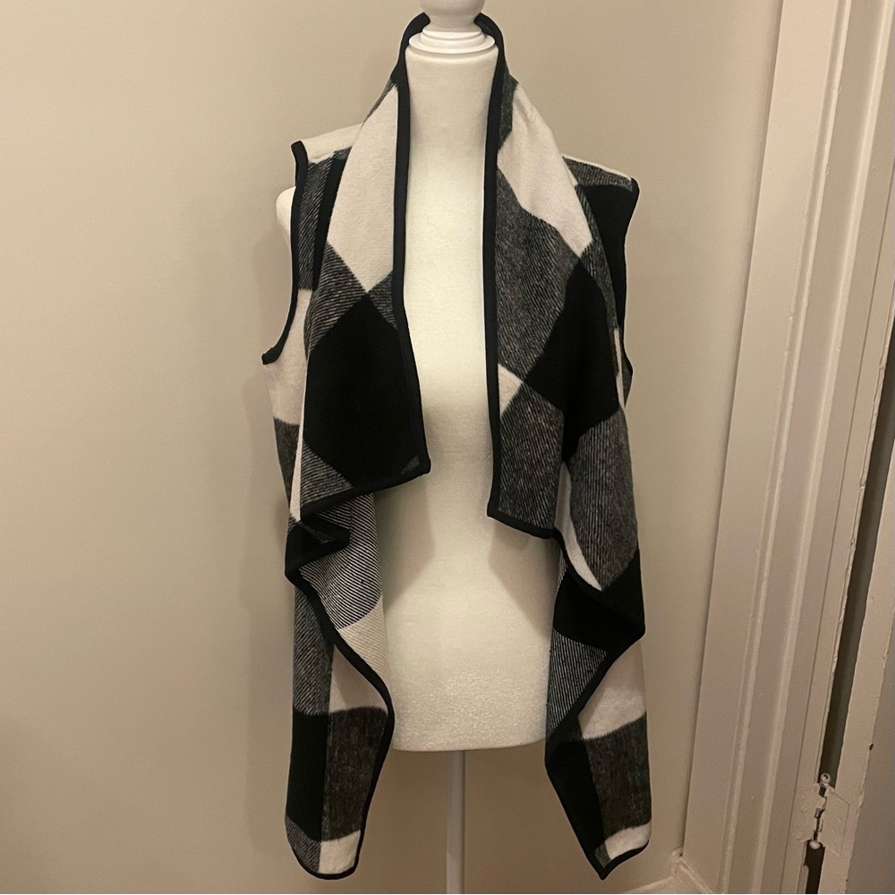 E2 Black and White Buffalo Plaid cozy stylish winter vest size small
